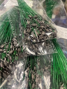 Поводок SKYFISH плет 1*7, карабин Американка , 15 см, тест 13 кг, зеленый\коричневый 